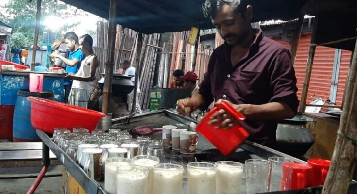 প্রতিদিন সাড়ে তিনশ লিটার গরুর দুধের চা বিক্রি হয় ‘চা মহলে’